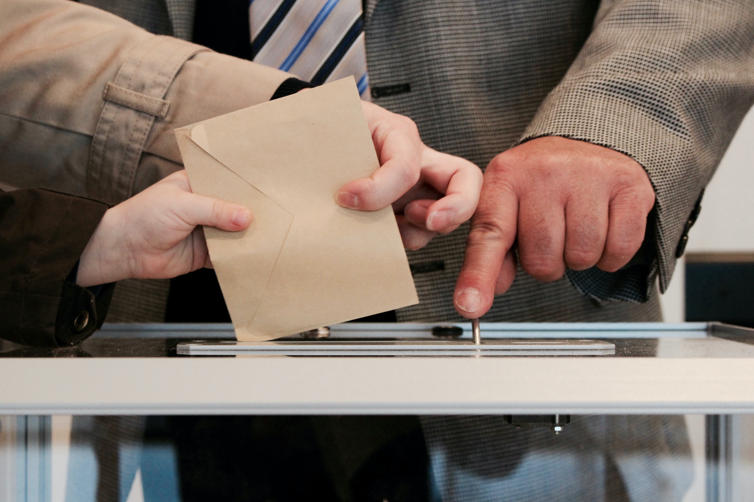 Droit du travail - Personne en train de voter pour désigner un représentant au CSE