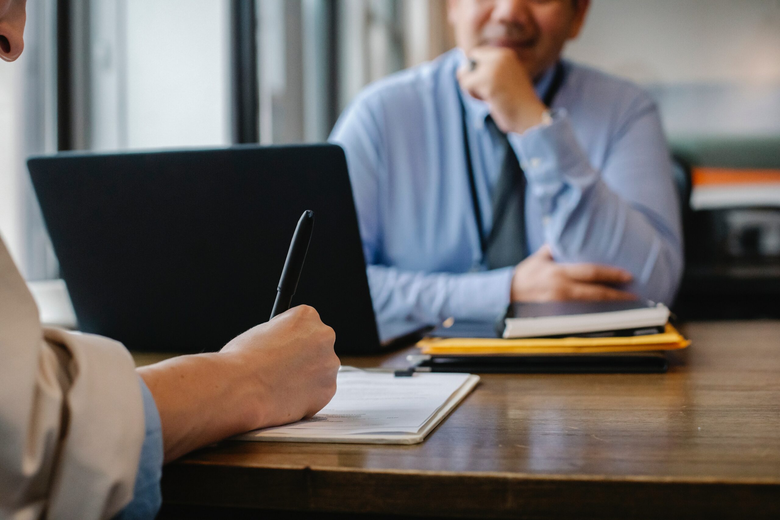 Rendez-vous avec salarié suite au licenciement pour motif économique par lettre recommandée avec avis de réception.