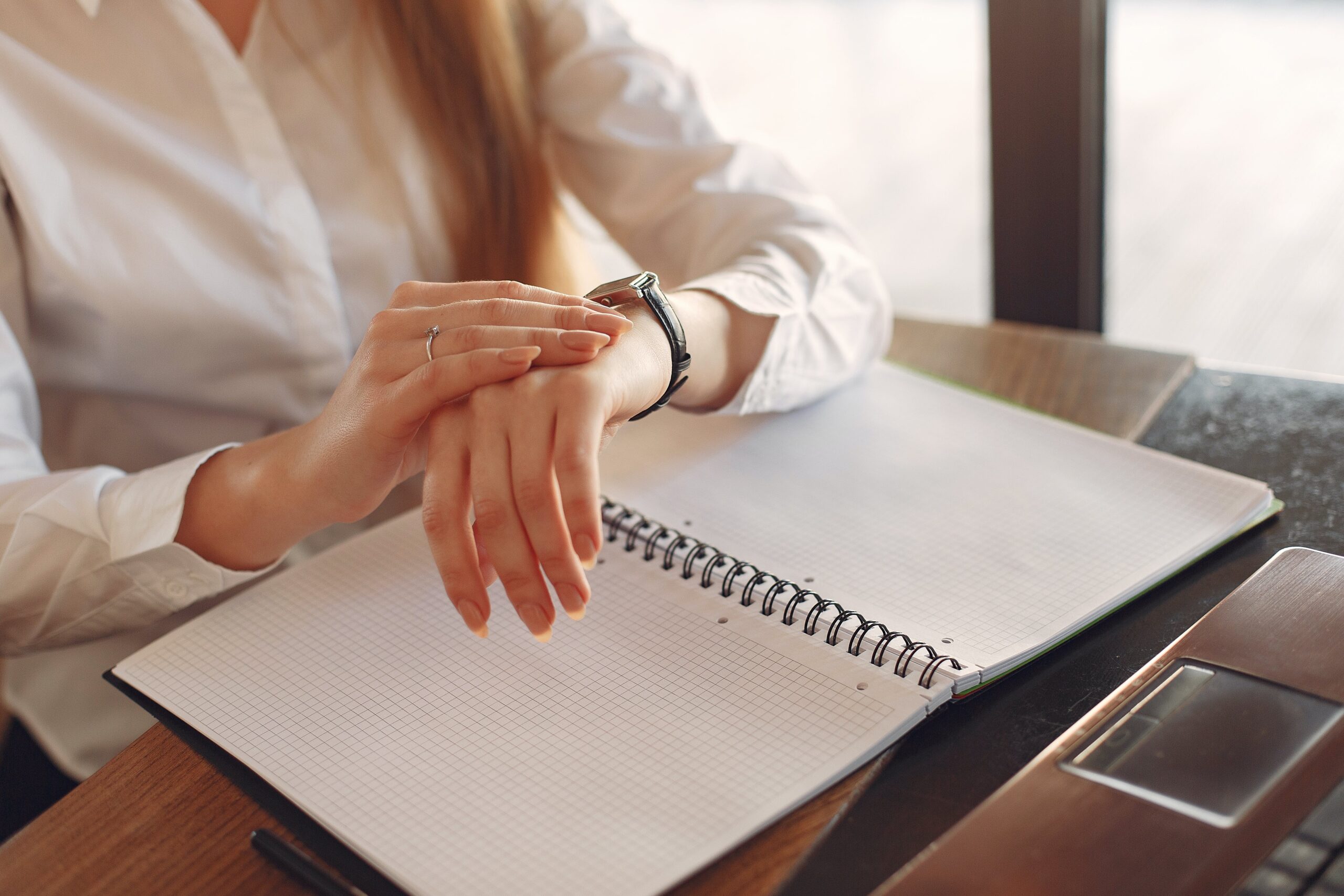 Personne en train d'évaluer son temps de travail restant