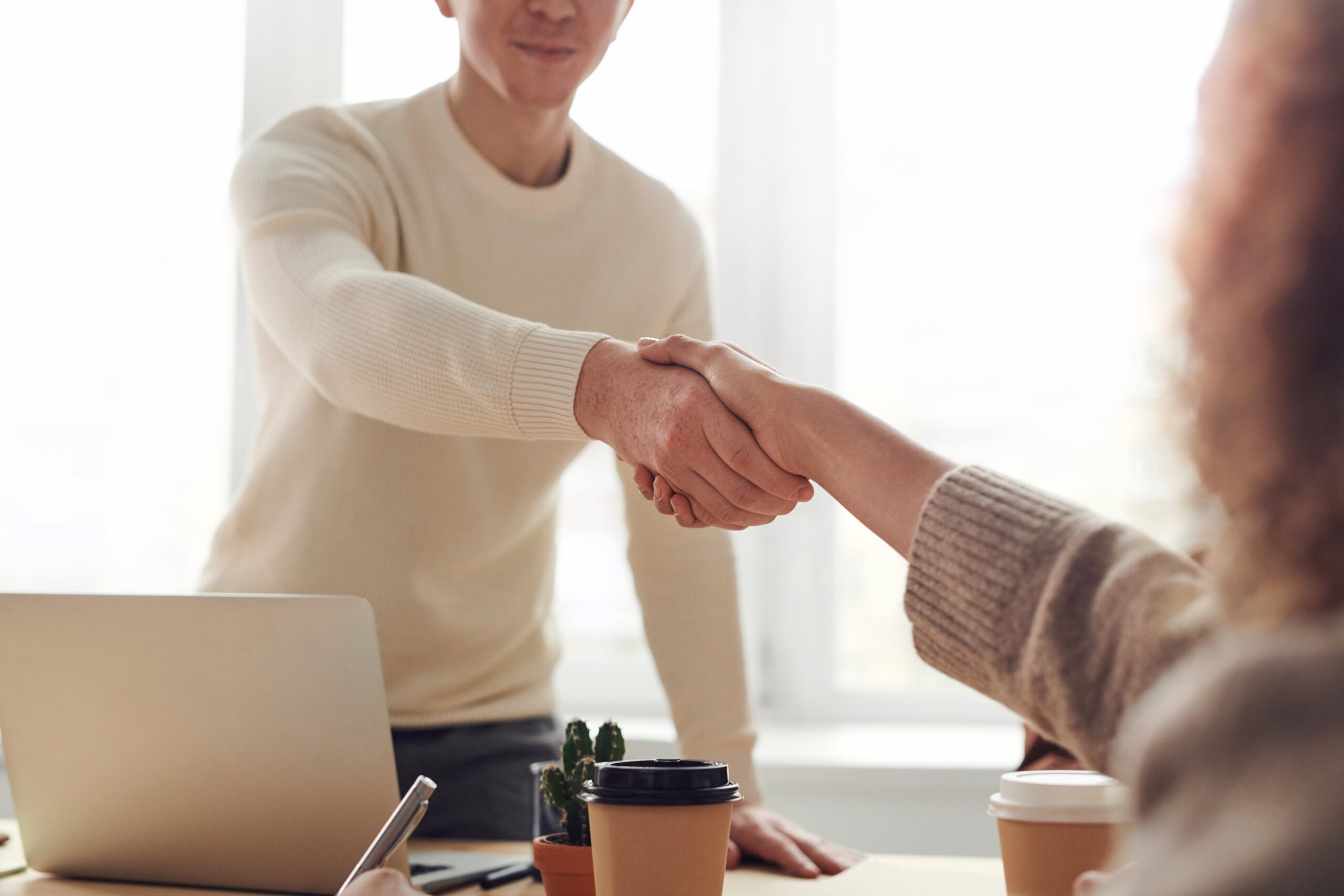 l'employeur est présumé avoir respecté son obligation de reclassement en proposant au salarié déclaré inapte un emploi prenant en compte l'avis et les indications du médecin du travail