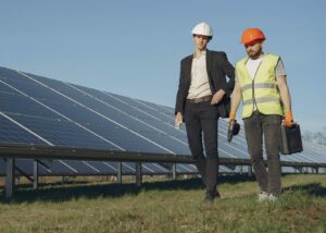 Lorsqu'un contrat de crédit-bail et un contrat de maintenance sont interdépendants, la résiliation du second entraîne, à la date à laquelle elle produit ses effets, la caducité du premier.