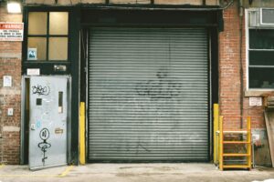 Le locataire à bail commercial ne bénéficie pas d'un droit de préférence lorsque le local pris à bail ne constitue qu'une partie de l'immeuble vendu