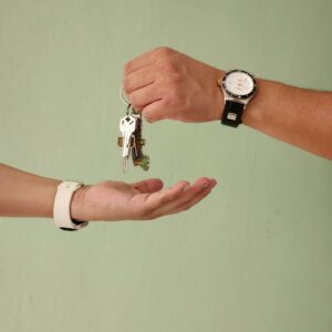 La vente de locaux loués conclue par un propriétaire d'un local à usage commercial ou artisanal avec un tiers en méconnaissance du droit de préférence du locataire à bail commercial, prévu par l'article L. 145-46-1 du code de commerce est sanctionnée par la nullité.