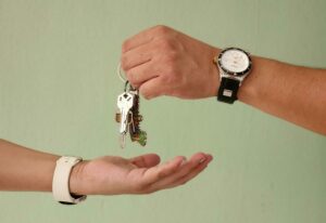 La vente de locaux loués conclue par un propriétaire d'un local à usage commercial ou artisanal avec un tiers en méconnaissance du droit de préférence du locataire à bail commercial, prévu par l'article L. 145-46-1 du code de commerce est sanctionnée par la nullité.