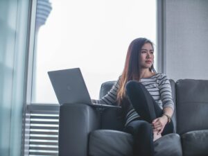 Il appartient alors au juge, prenant en considération les manquements invoqués, d'apprécier la gravité de ceux-ci et de se prononcer sur l'imputabilité de la rupture, ainsi que sur l'octroi de dommages et intérêts