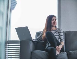 Il appartient alors au juge, prenant en considération les manquements invoqués, d'apprécier la gravité de ceux-ci et de se prononcer sur l'imputabilité de la rupture, ainsi que sur l'octroi de dommages et intérêts